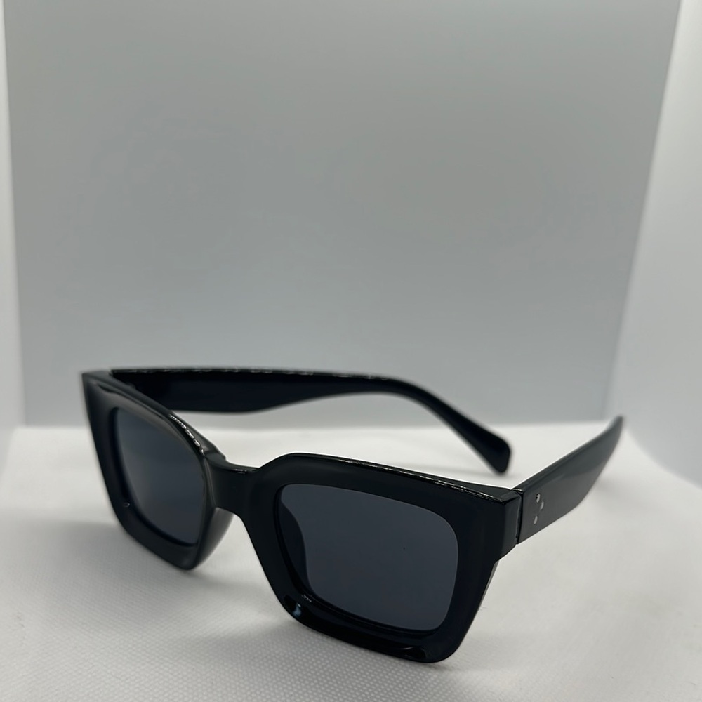 Chic Black Square Frame Sunglasses - 400UV Protection - Trendy Fashion Eyewear
